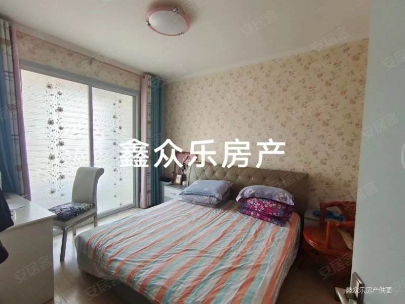 诚心出售蒲京荣城三室两厅两卫精装修,南北通透,户型方正。